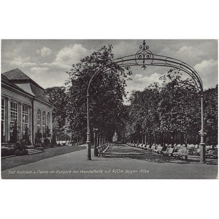 Bad Kudowa. Partie im Kurpark mit Wandelhalle u.d. 400 m langen Allee