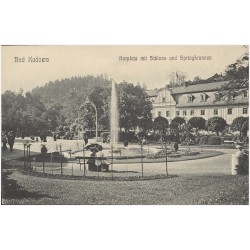 Bad Kudowa. Kurplatz mit Schloss und Springbrunnen