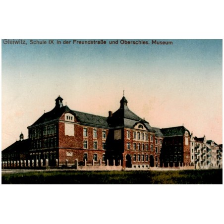 "Gleiwitz, Schule IX in der Freundstrastraße und Oberschles. Museum"