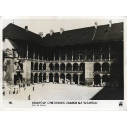 "16. Kraków. Dziedziniec zamku na Wawelu. Foto W. Ochnio"