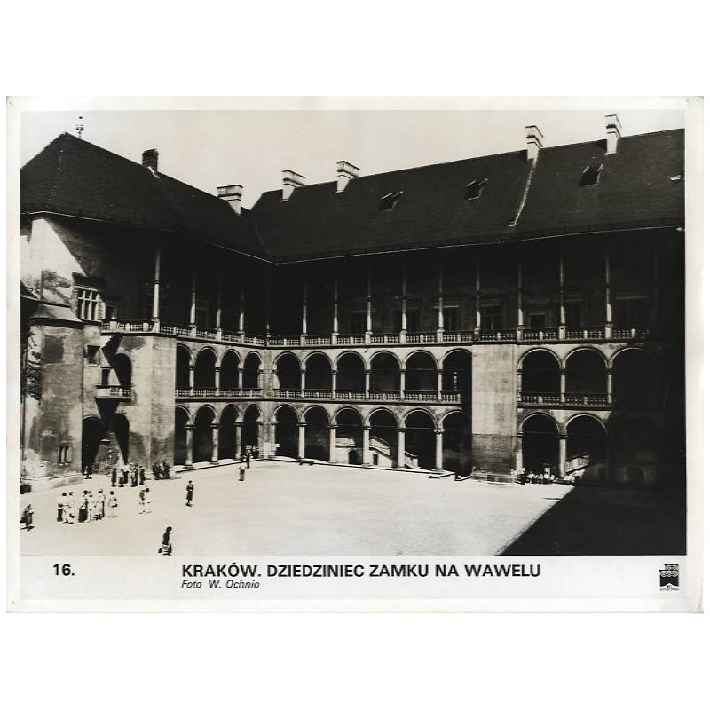 "16. Kraków. Dziedziniec zamku na Wawelu. Foto W. Ochnio"