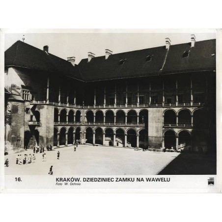 "16. Kraków. Dziedziniec zamku na Wawelu. Foto W. Ochnio"