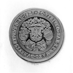 Rewers medalu Zygmunta I Starego - ukoronowana tarcza z orłem Polski, dookoła 4 tarcze z herbami ziem