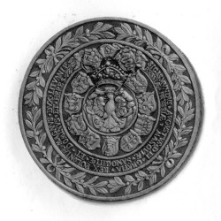 Rewers medalu Zygmunta II Augusta - ukoronowana tarcza z orłem Polski dookoła 9 tarcz z herbami