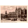 Kraków. Sukiennice i pomnik Adama Mickiewicza. Cracovie. L'ancienne Halle aux draps et le monument de Mickiewicz.