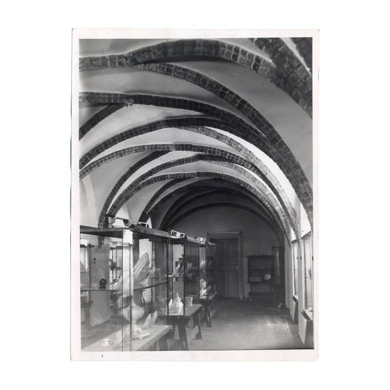 "Muzeum Okręgowe w Toruniu Ratusz Staromiejski - fragment wystawy "Ceramika i techniki produkcji" - 1954 r."
