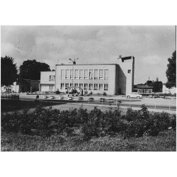 "Lędyczek - szkoła fot. W. Stasiak 16225-2 barwne 68-296"