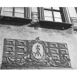 "Poznań. Stary Rynek. Ozdobne godło kamienicy Nr 52 fot. L. Surowiec 71-1081 32031/7"