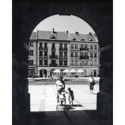 "Kalisz Widok z podcieni Ratusza Na Kamieniczki w Rynku fot. Surowiec 12-533 35720-5"