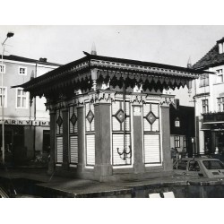 "Grodzisk Wielkopolski Zabytkowa studzienka w Rynku fot. L. Surowiec 71-1250 33230-10 Barwne"