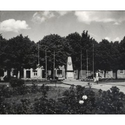 "Książ Wielkopolski Pomnik ofiar terroru hitlerowskiego w Rynku fot. L. Surowiec 32687-2 71-1188 Barwne"