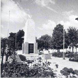 "Święciechowa Rynek z pomnikiem poległych w II wojnie światowej fot. J. Woźniak 60-430 65466 barwne"