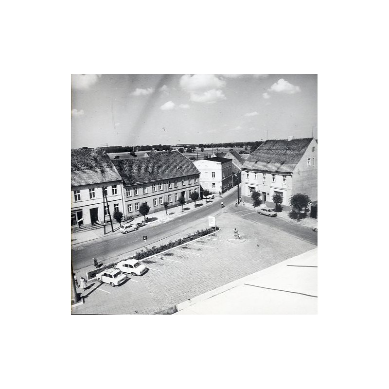 "Jutrosin Frag. rynku - ulica wylotowa na Rawicz fot. J. Woźniak 60-411 65432 barwne"