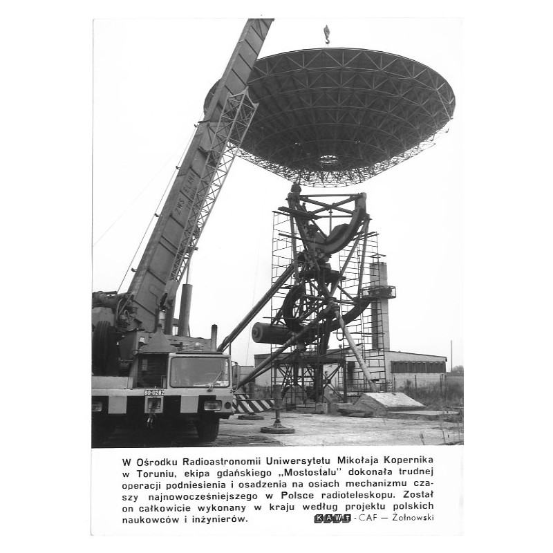 "W Ośrodku Radioastronomii Uniwersytetu Mikołaja Kopernika w Toruniu, ekipa gdańskiego "Mostostalu" dokonała trudnej operacji po