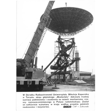 "W Ośrodku Radioastronomii Uniwersytetu Mikołaja Kopernika w Toruniu, ekipa gdańskiego "Mostostalu" dokonała trudnej operacji po