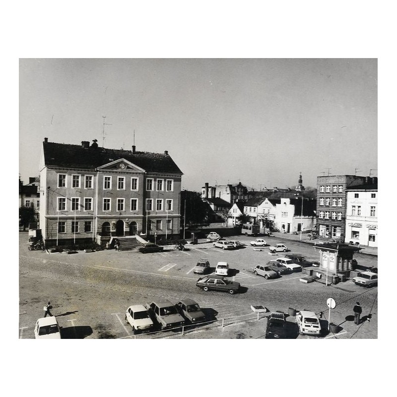 "Grodzisk Wielkopolski Rynek z widocznym Ratuszem i zabytkową studzienką fot. L. Surowiec 71-1251 33232-4 Barwne"