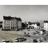 "Grodzisk Wielkopolski Rynek z widocznym Ratuszem i zabytkową studzienką fot. L. Surowiec 71-1251 33232-4 Barwne"