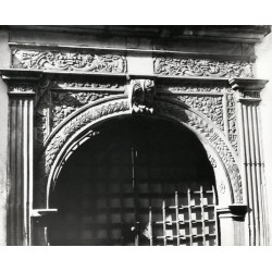 "Poznań Pałac Górków (Stary Rynek) Renesansowy portal i brama przy ul. Klasztornej fot. L. Surowiec 71-1086 32028/8 Barwne"