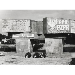 "Gostyń. Pomnik ofiar hitlerows. fot. M. Janiecki 60-290 k-50577 Barwne"