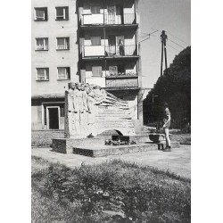 "Wronki - pomnik ofiar hitlerowskiego terroru fot. J. Markiewicz 68-14 barwne"