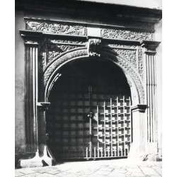 "Poznań Pałac Górków (Stary Rynek) Renesansowy portal i brama przy ul. Klasztornej fot. L. Surowiec 71-1087 32028/7 Barwne"