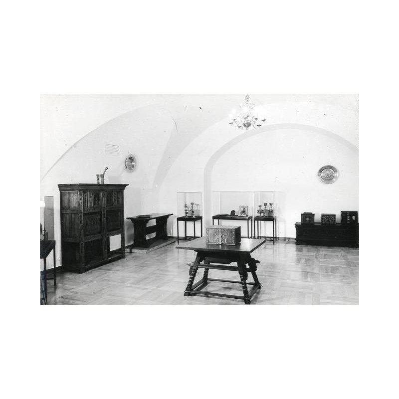 "Poznań. Muzeum Rzemiosł Artystycznych. Wnętrze sali gotyckiej. fot. L. Surowiec 71-1120 32068-4 barwne"