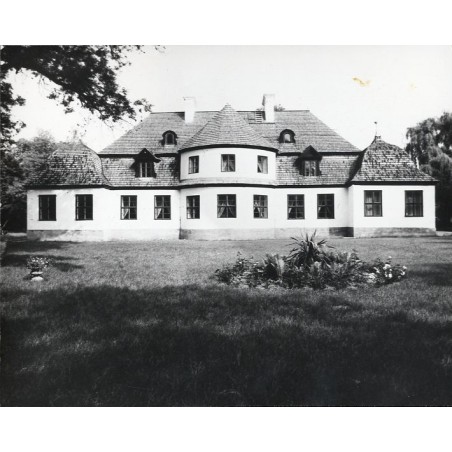 "Koszuty k/ Środy Wlkp Muzeum Ziemi Średzkiej Dwór z XVIII-XIXw - widok od strony ogrodu fot L. Surowiec 32681-10 71-1203 Barwne