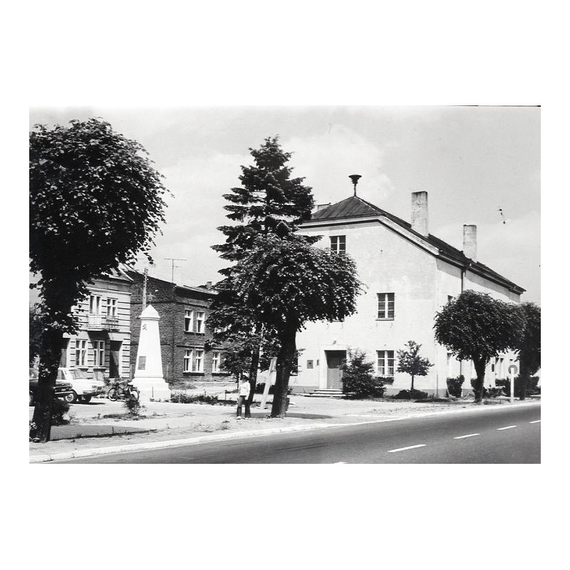 "Golina - Fragment z pomnikiem wdzięczności fot. K. Jabłoński 15-41 k-28926"