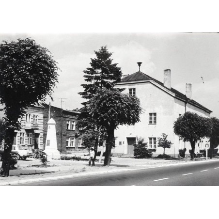 "Golina - Fragment z pomnikiem wdzięczności fot. K. Jabłoński 15-41 k-28926"