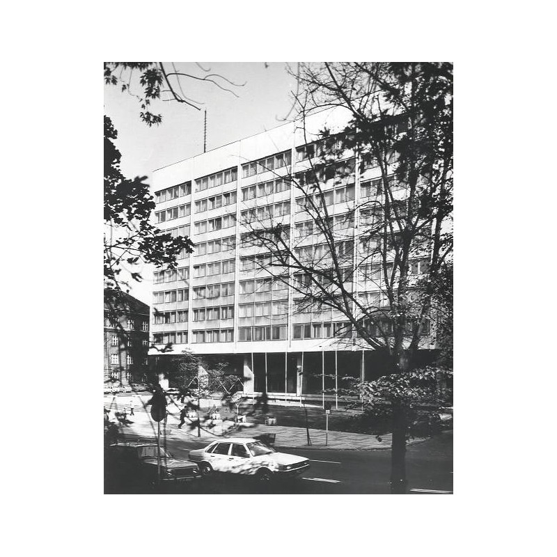 "Poznań. Urząd Wojewódzki przy ul. Stalinogrodzkiej fot. L. Surowiec 71-1104 32028/1 Barwne"