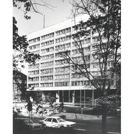 "Poznań. Urząd Wojewódzki przy ul. Stalinogrodzkiej fot. L. Surowiec 71-1104 32028/1 Barwne"