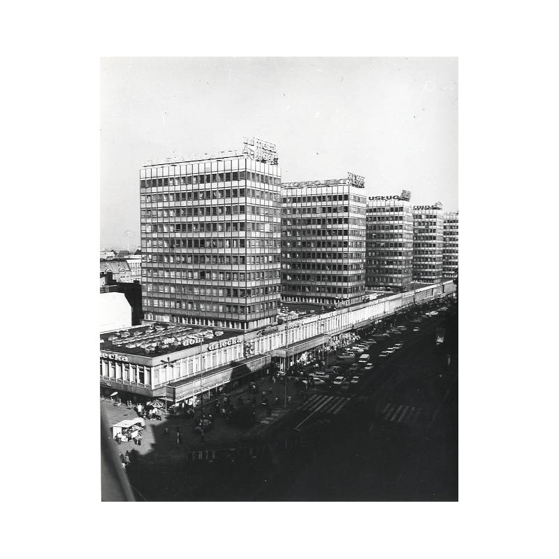 "Poznań. Centrum Handlowo-Usługowe ul. Czerwonej Armii fot. L. Surowiec 71-1047 32037/3 Barwne"