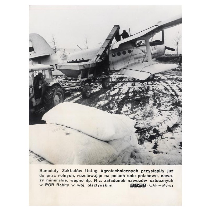 "Samoloty Zakładów Usług Agrotechnicznych [...] załadunek nawozów sztucznych w PGR Rąbity w woj. olsztyńskim. KAW-CAF - Moroz"
