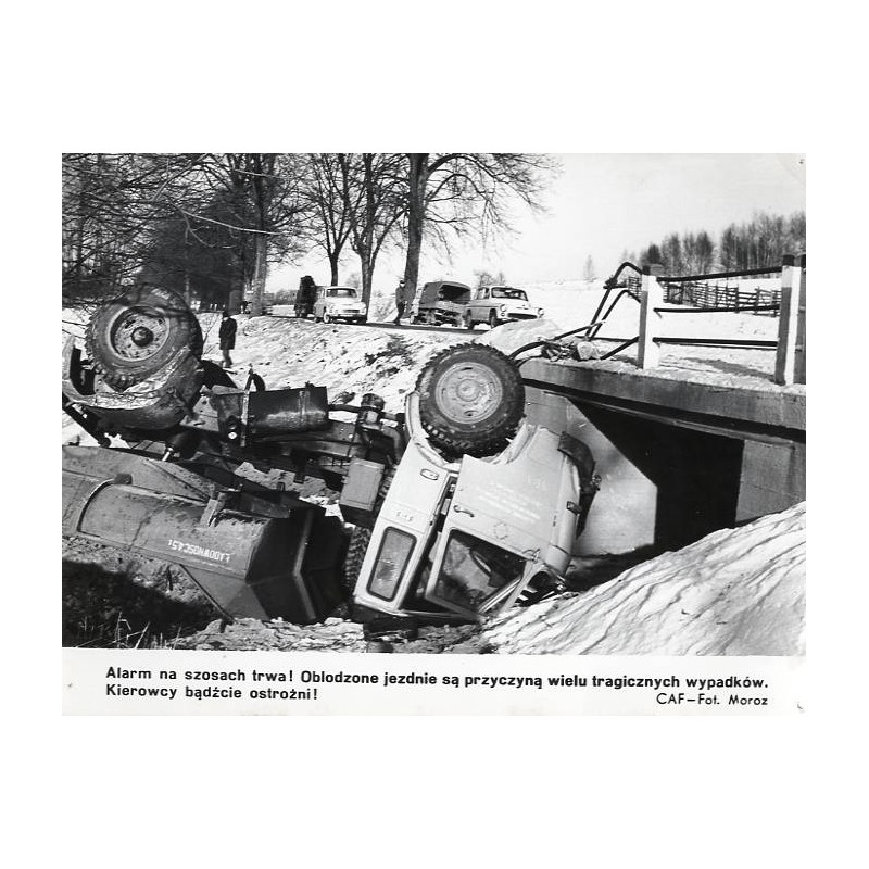 "[...] Oblodzone jezdnie są przyczyną wielu tragicznych wypadków [...] CAF - Fot. Moroz"