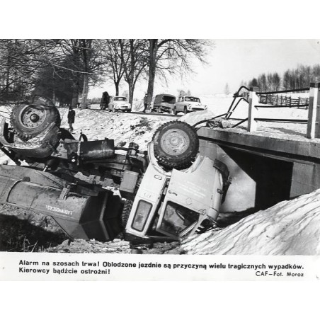 "[...] Oblodzone jezdnie są przyczyną wielu tragicznych wypadków [...] CAF - Fot. Moroz"