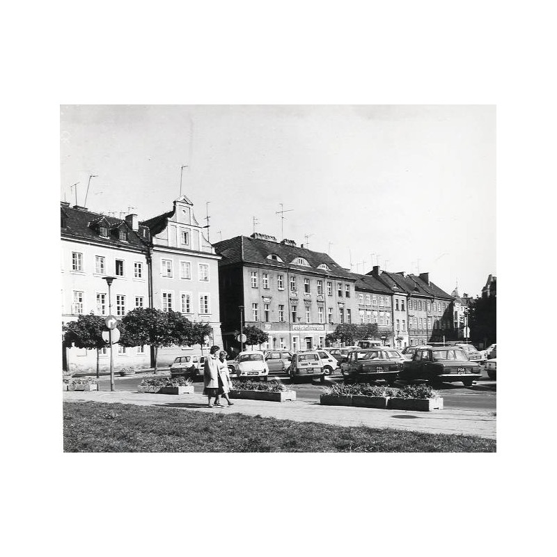 "Poznań. Plac Kolegiacki (fragment). Widok od strony Urzędu Miasta fot. L. Surowiec 71-1092 32025/7 Barwne"