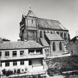 "Góra. Kościół Gotycki z XV-XVI w p.w św. Katarzyny fot. Stasiak 60-492 Barwne 35878-8"