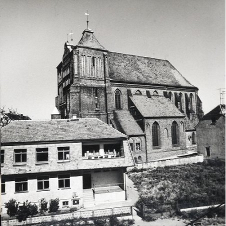 "Góra. Kościół Gotycki z XV-XVI w p.w św. Katarzyny fot. Stasiak 60-492 Barwne 35878-8"