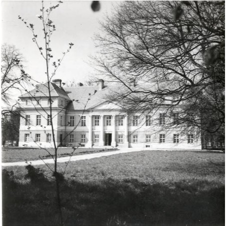 "Siedlec k/Poznania. Pałac, siedziba miejsko gminnej biblioteki fot. St. Wiktor 71-1029 29825-1 barwne"
