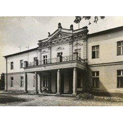 "Murowana Goślina. Dwór klasycystyczny fot. W. Stasiak 71-243 06911-2 kolor"