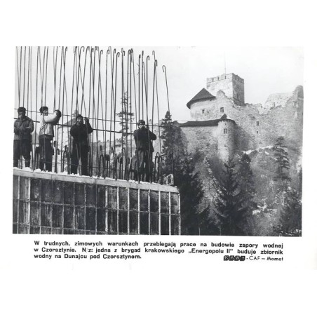 "[...] prace na budowie zapory wodnej w Czorsztynie. N/z: jedna z brygad krakowskiego "Energopolu II" buduje zbiornik wodny na D