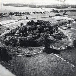 "Giecz z lotu ptaka fot. W. Stasiak 19147-9 71-840 barwne"