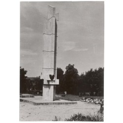 "Witkowo - pomnik Ku czci bohaterów poległych w walkach powstańczych fot. W. Stasiak 15-16 Barwne 02070-5"