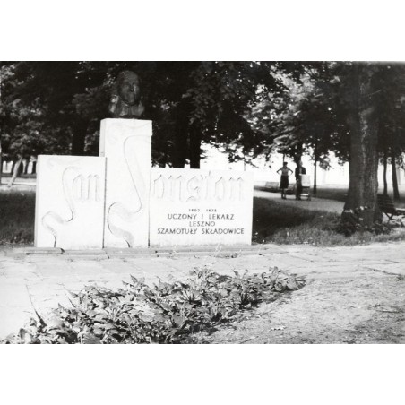 "Leszno Park Johnstona z pomnikiem fot. P. Kochański 60-239 38036 barwne"