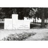 "Leszno Park Johnstona z pomnikiem fot. P. Kochański 60-239 38036 barwne"