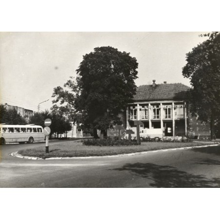"Buk - Plac Reszki z Domem Kultury fot. W. Stasiak 71-255 06972-7 barwne"