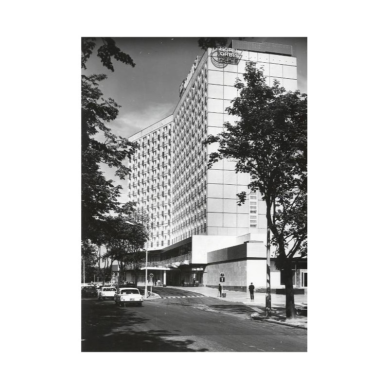 "Poznań. Hotel "Polonez". fot. J. Korpal PWPiK A-300 31-3335"