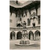 Krakovo-Kraków. Korto de Jagellona Bibliotekojo kun monumento de Nikolao Kopernik. Dziedziniec Biblioteki Jagiellońskiej z pomni