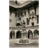 Krakovo-Kraków. Korto de Jagellona Bibliotekojo kun monumento de Nikolao Kopernik. Dziedziniec Biblioteki Jagiellońskiej z pomni