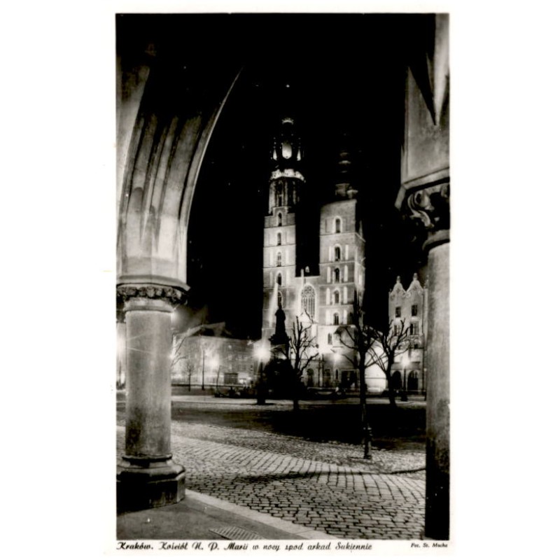 Kraków. Kościół N. P. Marii w nocy spod arkad Sukiennic. Fot. St. Mucha